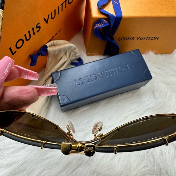 Louis Vuitton Sunglasses - Picture 3 of 7